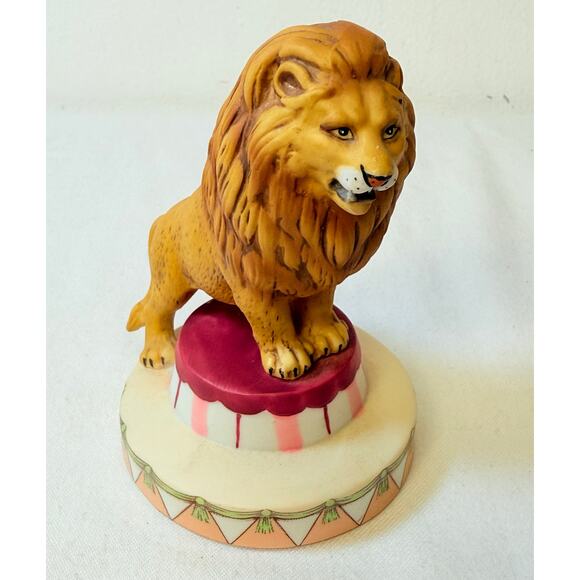 Vtg Wallace & Berrie Circus Royal Lion Figurine - Picture 1 of 6